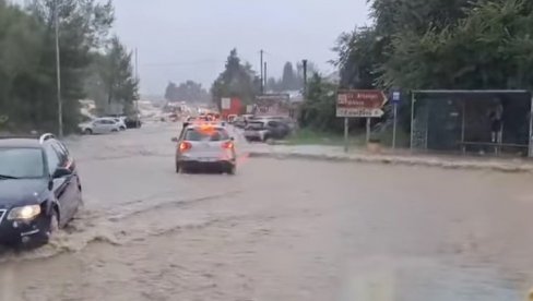 СНАЖНО НЕВРЕМЕ ПАРАЛИСАЛО И ЦРНУ ГОРУ: Поплаве на све стране, саобраћај у колапсу (ВИДЕО)