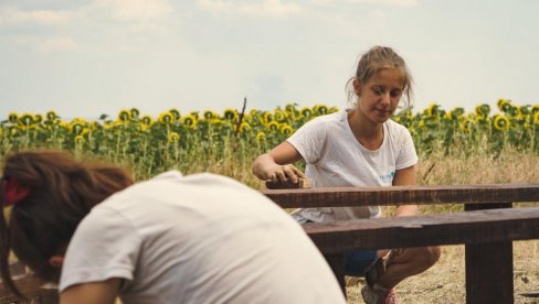 ДЕЦУ УЧЕ ДА ГЛЕДАЈУ САМО СЕБЕ: Како се рад у јавном интересу претворио у казну и где је нестала солидарност