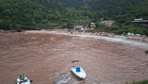 ЗАСТРАШУЈУЋИ СНИМЦИ НЕВРЕМЕНА У ХРВАТСКОЈ: Пијавица стигла до кућа, на снази је упозорење за цео Јадран