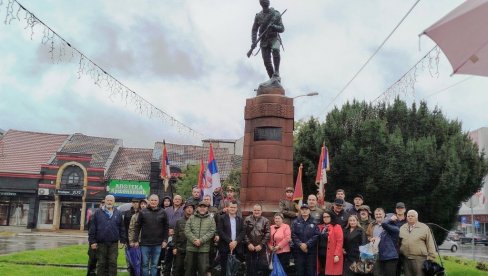 VENCI NA SPOMENIK POBEDNIKU: U Paraćinu obeležen Dan srpskog jedinstva i zastave (FOTO)