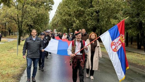  DOBROVOLJAC IZ LIKE NA ČELU KOLONE: Uz trobojku od 100 metara, u Aleksandrovu obeležili Dan srpskog jedinstva, slobode i nacionalne zastave