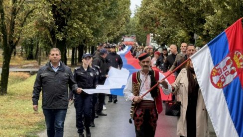 DOBROVOLJAC IZ LIKE NA ČELU KOLONE: Uz trobojku od 100 metara, u Aleksandrovu obeležili Dan srpskog jedinstva, slobode i nacionalne zastave