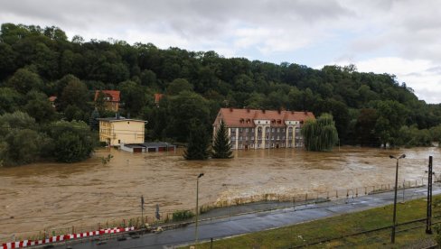 PUKLA BRANA U POLJSKOJ: Voda nosi sve pred sobom - preti da potopi grad (VIDEO)