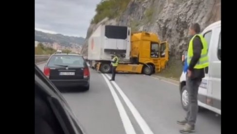 KAMION SE ZAKUCAO U STENU, AUTU ODVALJEN TOČAK: Teška saobraćajna nesreća na Zlatiborskom putu, srča svuda po putu (VIDEO)