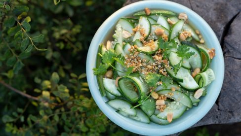 NEĆETE MOĆI DA JOJ ODOLITE: Veganska salata sa krastavcem i kikirikijem