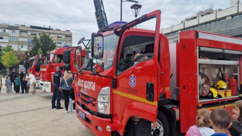 POKAZNE VEŽBE I ZBOROVI: Druženje vatrogasaca i najmlađih Leskovčana