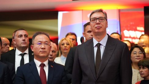 VUČIĆ PRISUSTVOVAO OBELEŽAVANJU 75 GODINA OD OSNIVANJA NR KINE: Ambasador Li Ming poslao snažnu poruku sa svečanosti (FOTO)