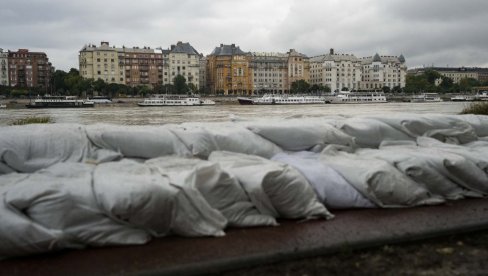 Dunav se izlio iz korita, počeo da plavi nasipe u centru Budimpešte