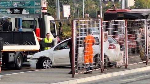 AUTOMOBILOM ULETEO MEĐU LJUDE NA AUTOBUSKOM STAJALIŠTU: Teška nesreća na Autokomandi (FOTO)