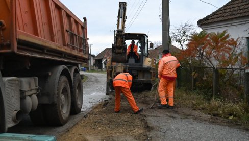 ПОТПУНА ОБУСТАВА САОБРАЋАЈА: Ради се завршни слој асфалта