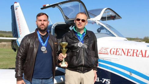 SREBRNI PILOTI “NAŠIH KRILA“: Osvojili drugo mesto na Avioreliju u Zrenjaninu