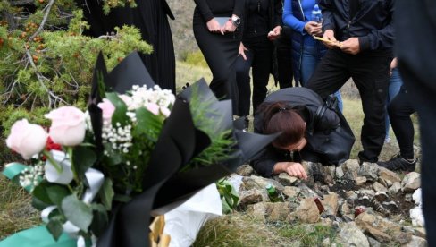 PORODICA I MEŠTANI SE OKUPILI NA MESTU GDE JE POGINUO STEFAN NEDELJKOVIĆ: Do današnjeg dana još uvek nema rezultata obdukcije (FOTO)