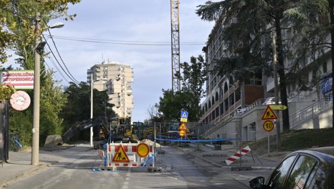 RADOVI BLOKIRALI BOGOSLOVIJU: Zbog gradnje kanalizacije u delu ulice Dragoslava Srejovića kod hale Aleksandar Nikolić stvaraju se gužve