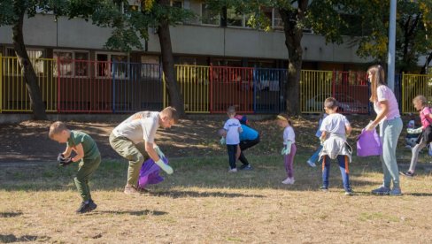 ЧАС ЕКОЛОГИЈЕ КРОЗ ПРАКСУ: Деца и родитељи осмолетке Ратко Митровић чистили у дворишту и околини