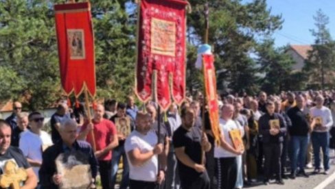 PROTEST UZ IKONE I VERSKE PESME: Više stotina građana okupilo se danas ispred policijske stanice u Zubinom Potoku