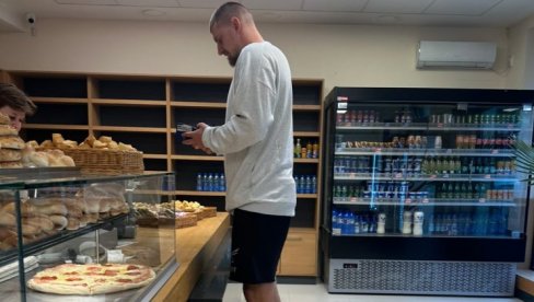 BUREK I JOGURT, PA PRAVAC NBA: Jokić uoči puta za Denver u somborskoj pekari dopunio baterije