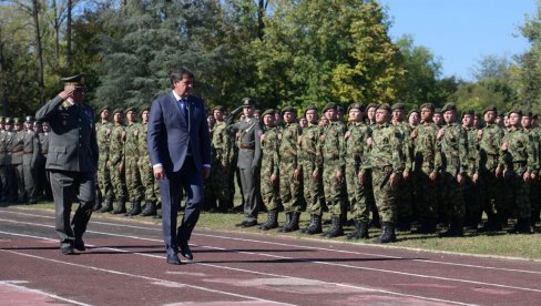 КАДЕТИ И ВОЈНИЦИ СТАЛИ У ОДВАЖНИ И ХРАБРИ СТРОЈ: Одржане свечаности полагања заклетве