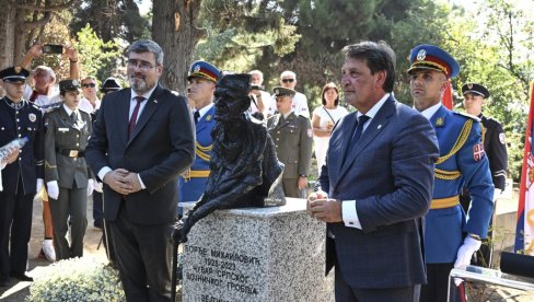 DUŽE OD POLA VEKA ČUVAO SRPSKO VOJNIČKO GROBLJE: Ministar Gašić otkrio spomen-bistu Đorđu Mihailoviću (FOTO)