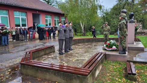 OBELEŽENA GODIŠNJICA POGIBIJE VOJNIKA JNA STOJADINA MIRKOVIĆA IZ GORNJIH LESKOVICA: Sinđelić sa Povlena među besmrtnicima