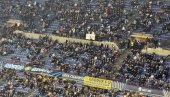 DELIJA NA STADIONU ĐUZEPE MEACA: Navijač Crvene zvezde ušao na stadion i okačio zastavu crveno-belih (FOTO)