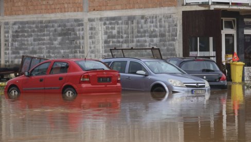 САУЧЕШЋЕ ПОРОДИЦАМА СТРАДАЛИХ У БИХ Вучић: Србија спремна да помогне