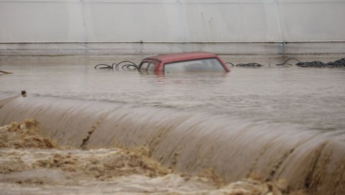 У ПОПЛАВАМА У БиХ 20 МРТВИХ: Вода ушла у стамбене објекте, путеви и аутомили потпуно под водом (ФОТО)