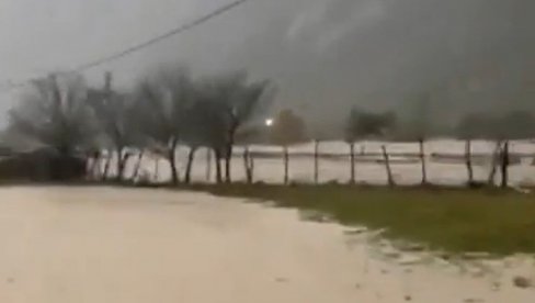 PODIVLJALA REKA NOSI SVE PRED SOBOM, MEŠTANI ODSEČENI OD SVETA: Obilne padavine izazvale opštu pometnju i u Crnoj Gori (VIDEO)