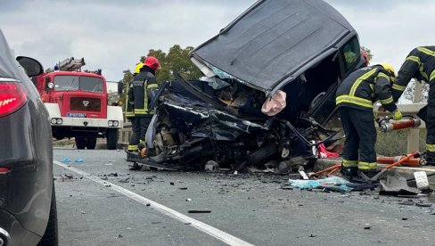 ОТАЦ И ДВЕ ЋЕРКЕ ЈОШ У БОЛНИЦИ: Познато стање тешко повређених у саобраћајној несрећи јуче код Бачког Петровца