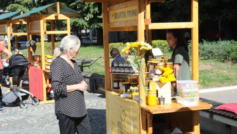 MED JE I HRANA I PREVENTIVA:Tradicionalni jesenji „pčelarski sajam  u centru Kraljeva (FOTO)