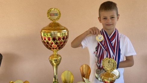 NOVAK MI JE UZOR, A ALKARAZA ĆU DA POBEDIM: Dušan Vukosavljević, iz Zvečana, najbolji teniser Srbije u kategoeiji od šest do osam godina