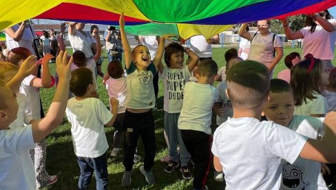 OPŠTINARI U IGRI SA DECOM: Obeležena dečja nedelja u obrenovačkim vrtićima