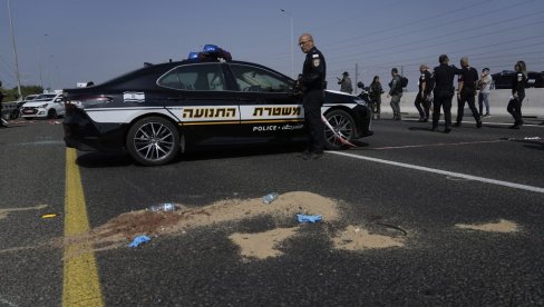 IŠAO JE PEŠKE I PUCAO NA LJUDE: Ubio policajca - prve fotografije napada na auto-putu u Izraelu