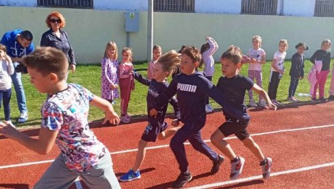 „ТРКА ЗА СРЕЋНИЈЕ ДЕТИЊСТВО“: У Параћину школарци на новој атлетској стази (ФОТО)