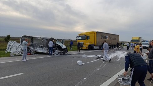 TEŽAK UDES KOD NOVIH BANOVACA: Kombi vozilo gotovo uništeno, poznato stanje vozača (FOTO)