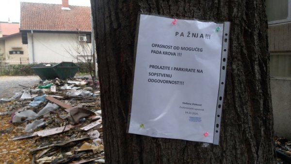 РИЗИК ЗА ПРОЛАЗНИКЕ: У пожаревачкој улици постављена упозорења због изгорелог крова