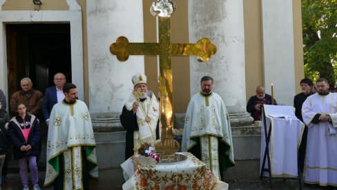 NA CRKVI U MOKRINU SADA POZLAĆENI KRST: Novi simbol vere darovao preduzetnik iz Rakovice