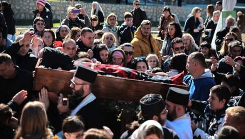 ČEKAJUĆI ČUDO I ISCELJENJE: Hiljade vernika u manastiru Tumane - da se poklone moštima Svetog Jakova na desetogodišnjicu otkrivanja (FOTO)