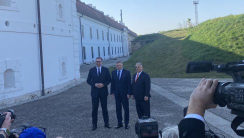 VUČIĆ STIGAO U KOMARNO: Počeo sastanak sa Ficom i Orbanom (FOTO)