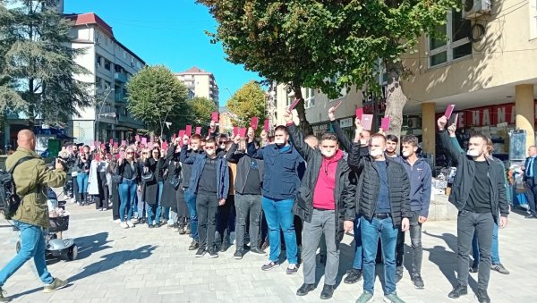 ​СТУДЕНТИ ДИГЛИ ГЛАС ПРОТИВ КУРТИЈЕВОГ ТЕРОРА: Велики протест у Косовској Митровици (ФОТО)