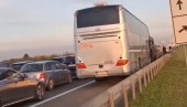 LJUDI GUBE ŽIVCE OD UŽASNIH GUŽVI, NA OVE TRI LOKACIJE SAOBRAĆAJ STOJI: Vozači izlaze iz automobila na sred auto-puta (VIDEO)