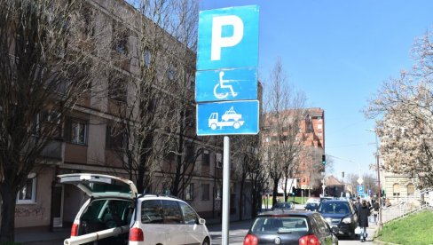 VOZAČI, ČUVAJTE SE PREVARANATA: Lažna naplata parkinga u Kikindi, na automobile kače nevažeće uplatnice (FOTO)