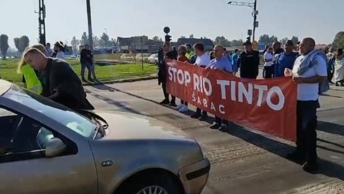 LAŽNI EKOLOZI BLOKIRALI PUTEVE U ŠAPCU: Građani besni, ne mogu da dođu do svojih porodica, a pojedincima je sve to smešno (FOTO/VIDEO)