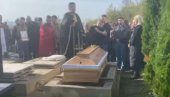 HILJADE LJUDI NA POSLEDNJEM ISPRAĆAJU: Sahranjen Ozren Maran, koji je ubijen u terorističkom napadu u Bosanskoj Krupi (VIDEO)