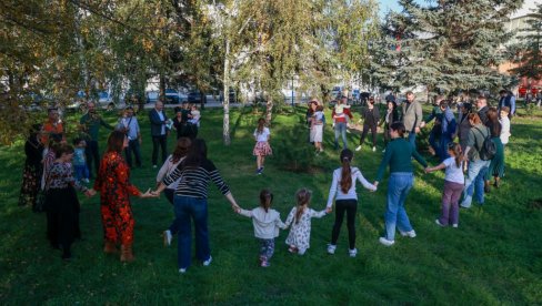 AKCIJA U KIKINDI „DA SVA DECA RASTU“: Zasađeno 30 četinara za decu patuljastog rasta (FOTO)