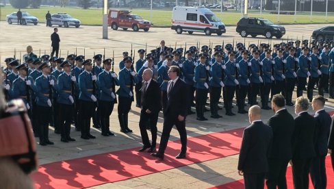 VUČIĆ SA ŠUJOKOM: Svečani doček za mađarskog predsednika ispred Palate Srbija (VIDEO)