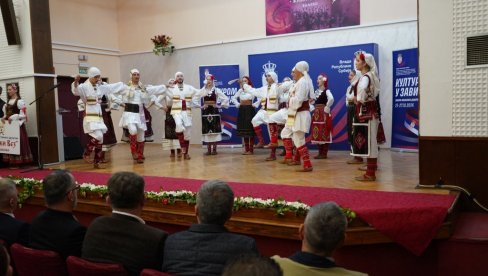 VEZA PROŠLOSTI I SADAŠNJOSTI: Smotra folklora dijaspore u valjevskoj Muzičkoj školi Živorad Grbić