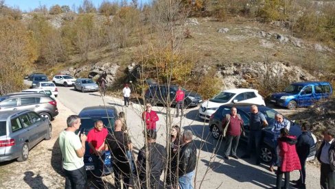 BLOKADA MAGISTRALE ZBOG STOČNOG GROBLJA: Protest stanovnika Bogetića zbog ukopa uginulih krava nadomak njihovih kuća