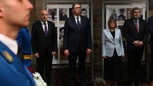 KLANJAMO SE NJIHOVIM SENIMA DOK GRADIMO ZAJEDNIČKU BUDUĆNOST Vučić i Šujok položili vence u Muzeju žrtava racije (FOTO)