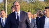 VUČIĆ UPALIO SVEĆU ZA PASTORA: U hramu Svetog Nikole u Žablju predsednik odao počast pokojnom lideru SVM