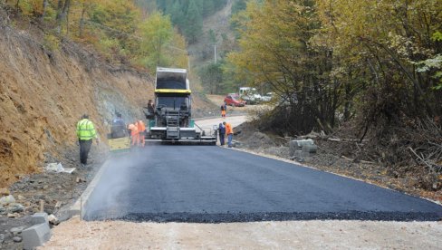 DO PLANINE LAKO I BEZBEDNO: Nastavljena zahtevna obnova regionalnog puta od Kraljeva prema Goču